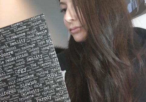 سبزه میلف Dildoing گربه او در فضای جدیدترین فیلم های سکسی2018 باز